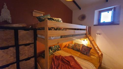 a bunk bed in a room with a bunk bedutenewayangering at La Estación del Amor in Alora