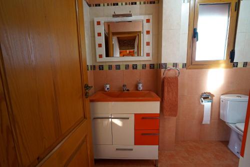 a small bathroom with a sink and a toilet at Casa la Pau in Deltebre