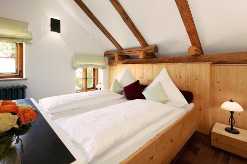 Postel nebo postele na pokoji v ubytování Romantik Hotel Chalet am Kiental
