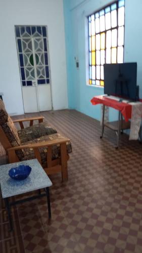 een woonkamer met een bank en een tafel bij HERMOSA CASONA ANTIGUA Y LUMINOSA in Villa María