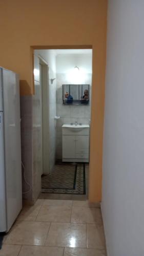 een badkamer met een wastafel en een spiegel bij HERMOSA CASONA ANTIGUA Y LUMINOSA in Villa María