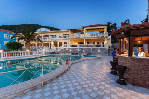 Bazén v ubytování Aeolos Hotel nebo v jeho okolí