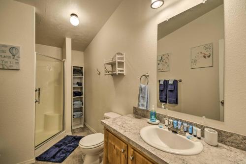 W łazience znajduje się umywalka, toaleta i lustro. w obiekcie Port Angeles Vacation Rental Near Beaches w mieście Port Angeles