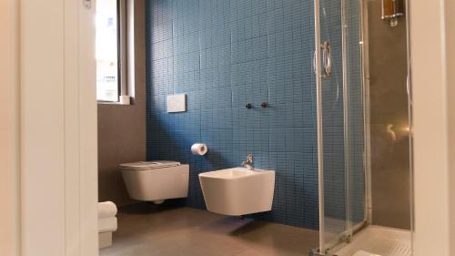 y baño con aseo, lavabo y ducha. en Etna Suite Design Apartments en Catania