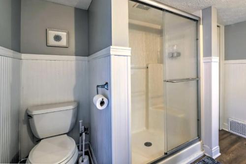 een badkamer met een toilet en een glazen douche bij New! The Docks @ Waterside - Lake Front Hot Tub! in Akron