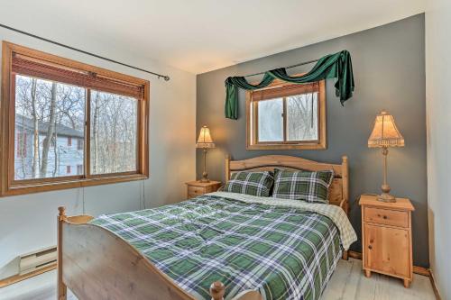 - une chambre avec un lit et 2 fenêtres dans l'établissement Cozy Bushkill Cabin with Deck Near Shawnee Mountain!, à Bushkill