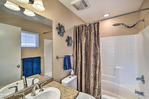 ein Bad mit einem Waschbecken, einem WC und einer Dusche in der Unterkunft Family-Friendly Glendale Home with Private Yard in Phoenix