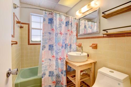 uma casa de banho com um lavatório e um WC em Bradenton Cottage with Pool, 12 Mi to Beaches! em Bradenton