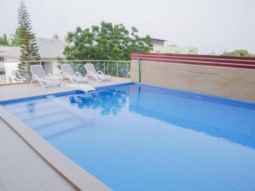 Newly decorated 1 Bed Apartment, with balcony - Osu Residential tesisinde veya buraya yakın yüzme havuzu