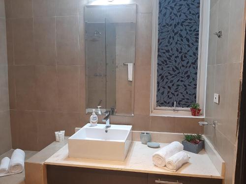 y baño con lavabo blanco y ducha. en Relajate en un hermoso apartamento Duplex cerca de la playa y piscina en Playa Blanca, Farallon en Río Hato