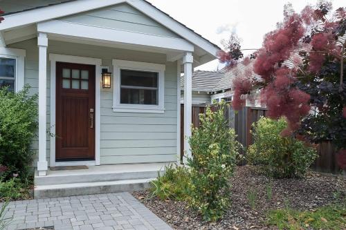 una casa con una puerta marrón en un patio en Downtown Mountain View Perfect for G0ogel, en Mountain View