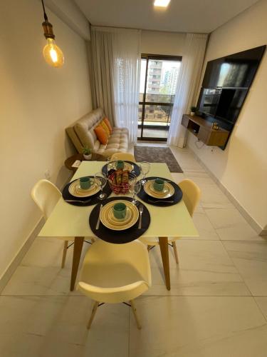 a dining table and chairs in a living room at Mardisa Design by Jess Hospedagens in João Pessoa