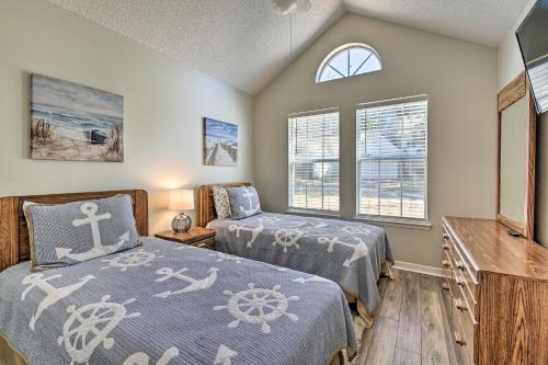 1 Schlafzimmer mit 2 Betten und einem Fenster in der Unterkunft Family-Friendly Niceville Home By Golf Club! in Niceville