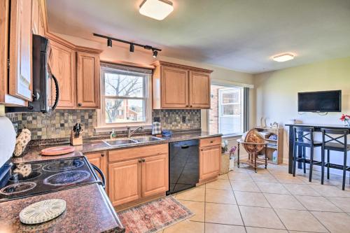 Spacious Chesapeake Home with Pool Table!にあるキッチンまたは簡易キッチン
