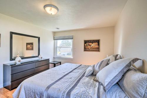 Spacious Chesapeake Home with Pool Table!にあるベッド