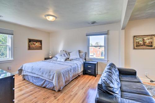 Spacious Chesapeake Home with Pool Table!にあるベッド