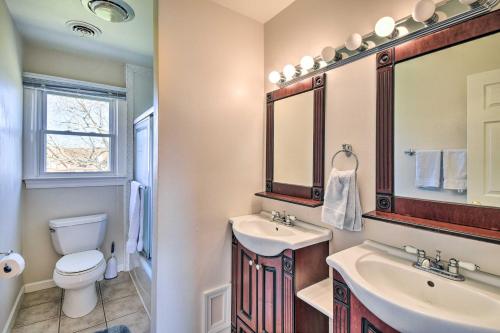 Spacious Chesapeake Home with Pool Table!にあるバスルーム