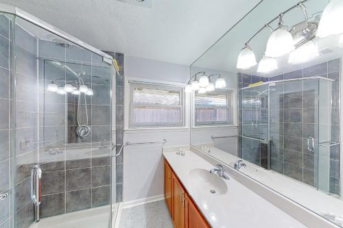 y baño con bañera, lavamanos y ducha. en Briarbend Beauty, en Houston