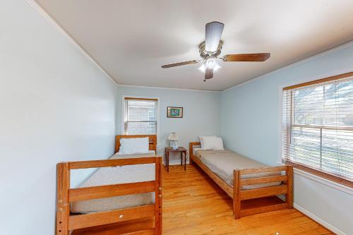 1 dormitorio con 2 camas y ventilador de techo en Briarbend Beauty, en Houston