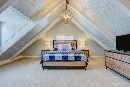 Schlafzimmer im Dachgeschoss mit einem Bett und einem TV in der Unterkunft The Home at the End of the Rainbow in South Lake Tahoe