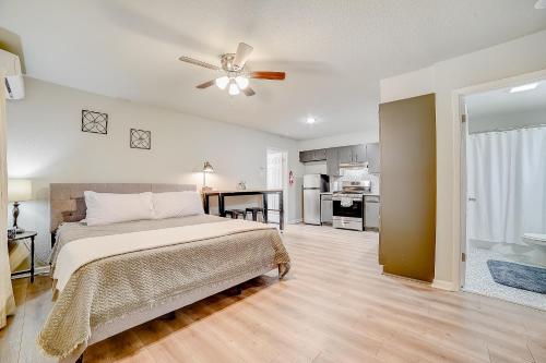 una camera con letto e ventilatore a soffitto di Texas Dreams a San Antonio