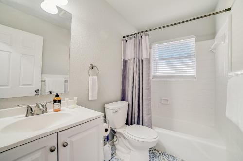 La salle de bains blanche est pourvue de toilettes et d'un lavabo. dans l'établissement Texas Dreams, à San Antonio