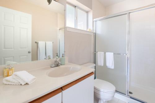 y baño blanco con lavabo y ducha. en Bright Quiet Comfy 1BR Cottage in Mountain View, en Mountain View