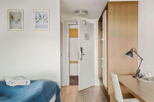 - une chambre avec un lit et un bureau avec une lampe dans l'établissement Hotel Sonderborg Strand; Sure Hotel Collection by Best Western, à Sønderborg