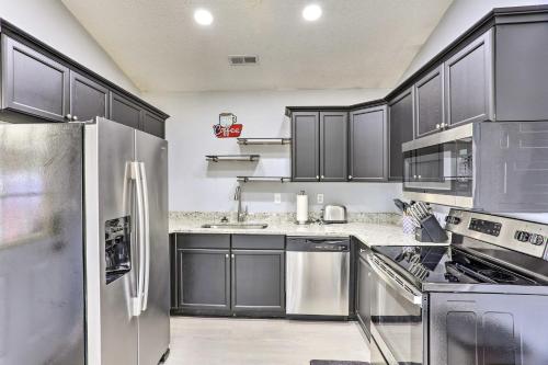Cucina o angolo cottura di Georgia Vacation Rental Near Downtown Rome!