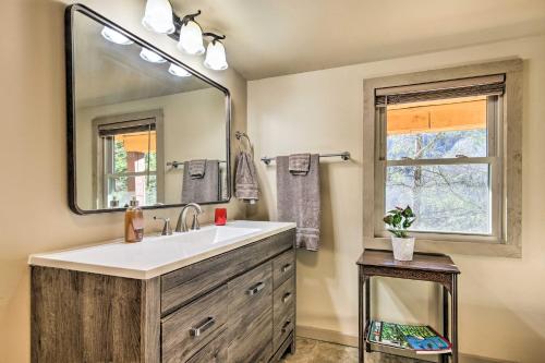 W łazience znajduje się umywalka i lustro. w obiekcie Mars Hill Home with Views Less Than 30 Mi to Asheville! w mieście Mars Hill