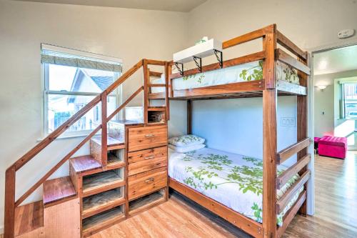 サンブルーノにあるSan Bruno Vacation Rental - Walk Downtown!のベッドルーム1室(二段ベッド付)が備わります。