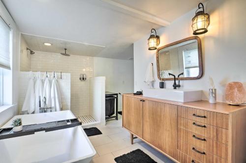 een badkamer met een wastafel, een bad en een spiegel bij Spacious Murray Home Near Ski Resorts! in Murray