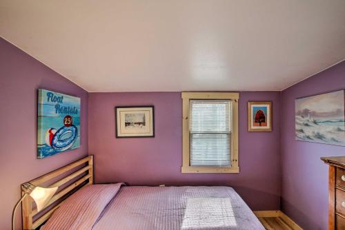 מיטה או מיטות בחדר ב-Charming Lake Ripley Cottage with Water View!