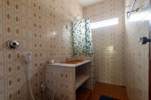 a bathroom with a sink and a shower at Casa em Porto, piscina e 5 qrts in Porto De Galinhas