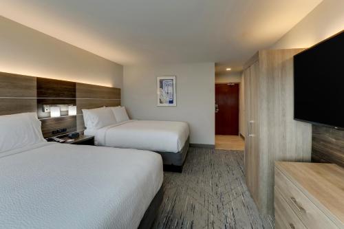 Televisyen dan/atau pusat hiburan di Holiday Inn Express Kenner - New Orleans Airport by IHG
