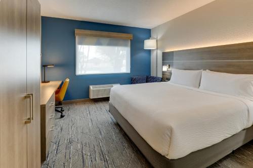 Katil atau katil-katil dalam bilik di Holiday Inn Express Kenner - New Orleans Airport by IHG