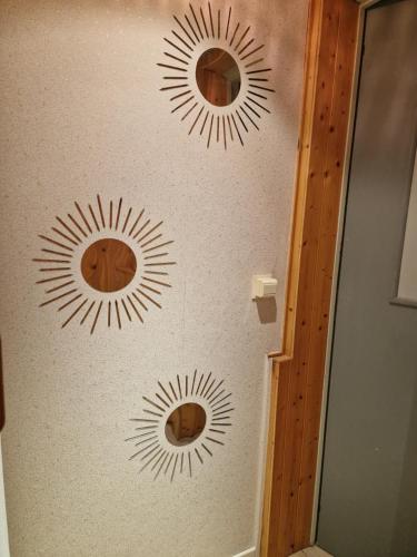 a wall with three circular plates on the wall at mignon in Soumagne