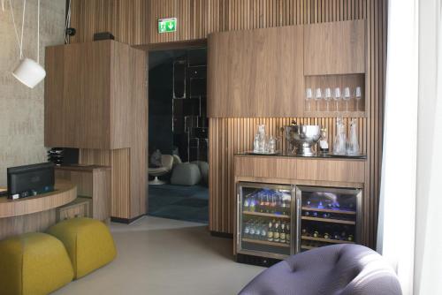a room with a bar with a wine cellar at Boutique Hotel Oosteinde in Amsterdam