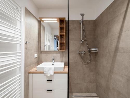 y baño con lavabo y ducha. en Ski Nature Apartment Lungau Top 8, en Mauterndorf