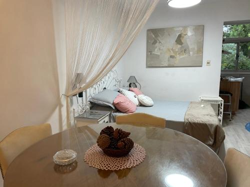 ein Wohnzimmer mit einem Tisch und einem Bett in der Unterkunft Loft en cantegril in Punta del Este