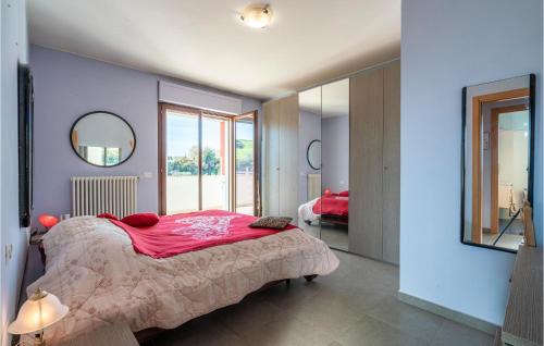 um quarto com uma cama grande e um espelho em Stunning Apartment In Cologna Spiaggia With Wifi em LʼAnnunziata