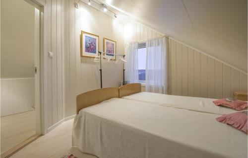 Postel nebo postele na pokoji v ubytování Beautiful Home In Stokmarknes With House A Panoramic View