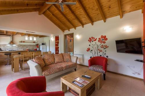 a living room with a couch and a table at Solar Selvana - Casas de montaña in Villa La Angostura