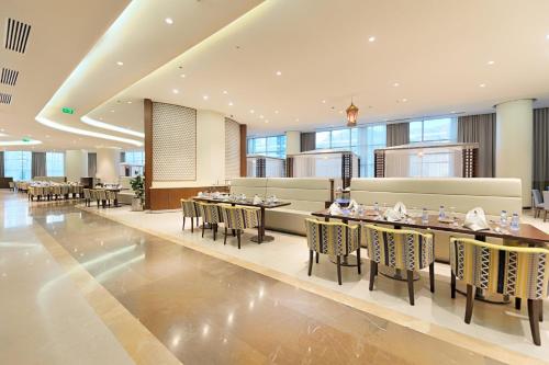 a restaurant with tables and chairs in a building at Makkah Al Aziziah in Makkah