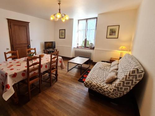 un salon avec une table et une salle à manger dans l'établissement Gîte de charme dans ferme lorraine avec jardin clos, à proximité de sentiers et base de loisirs - FR-1-584-32, à Pulney