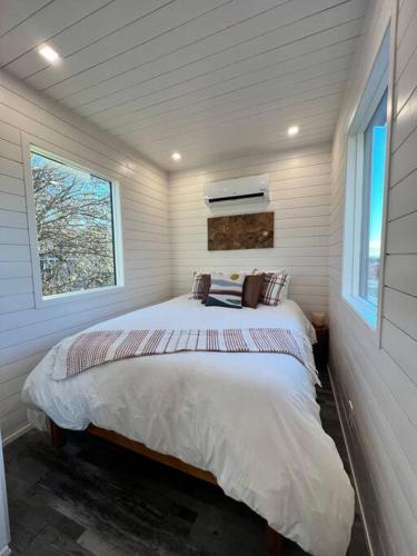 ウェイコにあるNEW The Flagship 2 Story Container Homeの窓のある部屋にベッドがある寝室