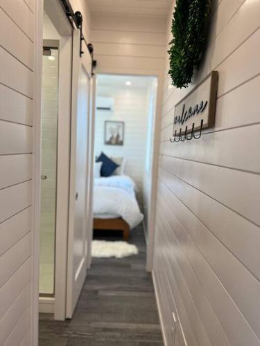 NEW The Flagship 2 Story Container Homeにあるベッド