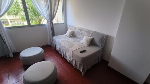um pequeno quarto com uma cama e uma janela em Rinconcito de Jujuy em San Salvador de Jujuy