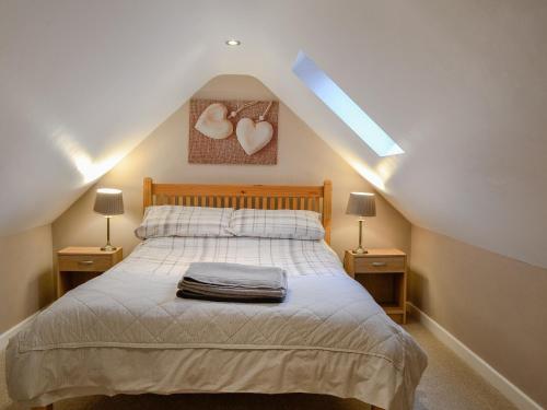 Кровать или кровати в номере Barncailzie Lodge