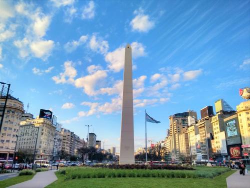 una vista del monumento de Washington en una ciudad en BairesAlquileres2 en Buenos Aires